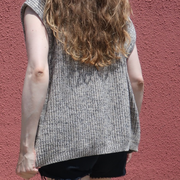 Knitted vest, buttoned up. 100% cotton - Picture 7 of 10